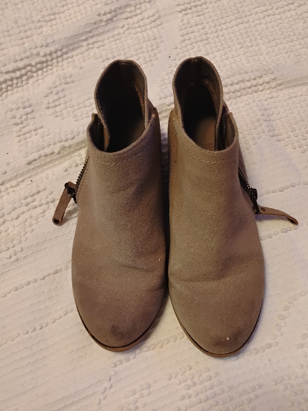 "No Call" brand girls' brown ankle boots in a size 1M (Little Girl).